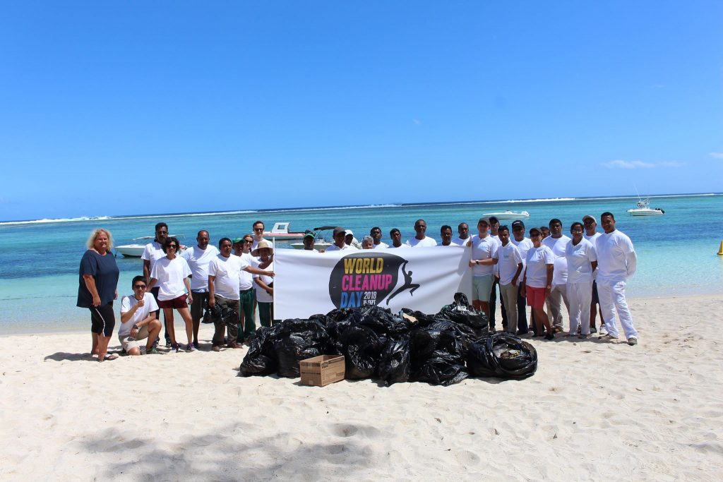 Gruppenfoto von Müllsammler:innen auf einem Strand der Insel Mauritius.