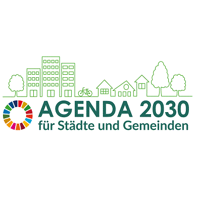 Logo mit Text Agenda 2030 für Städte und Gemeinden vor einer Silhouette von Hochhäusern, Häusern, Bäumen und Fahrrad, Logo der 17 Nachhaltigkeitsziele als Kreis