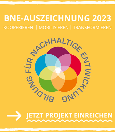 Logo mit Text BNE Auszeichnung 2023, Kaleidoskop mit Kreisen mit Text Bildung für Nachhaltige Entwicklung und Aufforderung jetzt Projekt einreichen