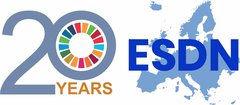 Logo mit Text 20 Jahre ESDN, im 0 von 20 befindet sich ein SDG Rad mit 17 bunten Sektoren stellvertretend für die 17 Ziele; ESDN Schriftzug befindet sich im Vordergrund einer Europakarte